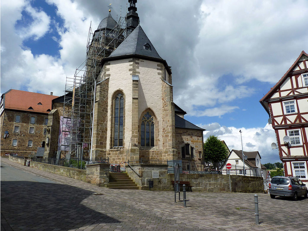 Einrüstung von St. Crescentius an der Südseite (Foto: Karl-Franz Thiede)